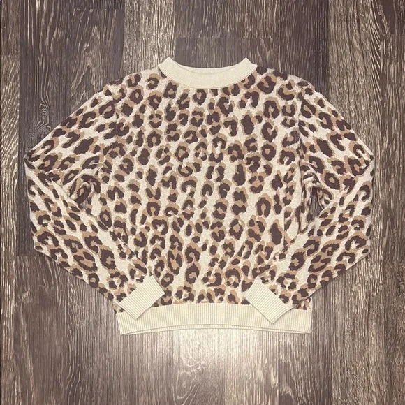 Woman’s leopard print sweater size small - Picture 1 of 4